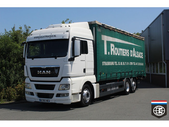 Caminhão com lona MAN TGX 26.440