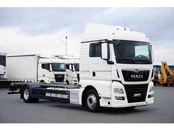 Caminhão chassi MAN TGX 18.460