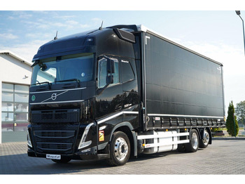 Caminhão com lona VOLVO FH 500