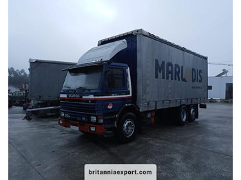 Caminhão com lona SCANIA P93