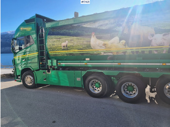Caminhão chassi VOLVO FH