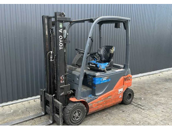 Empilhadeira elétrica TOYOTA