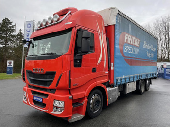 Caminhão com lona IVECO Stralis