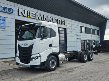 Caminhão chassi IVECO X-WAY