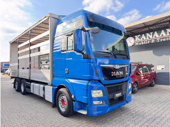 Caminhão com lona MAN TGX 26.500