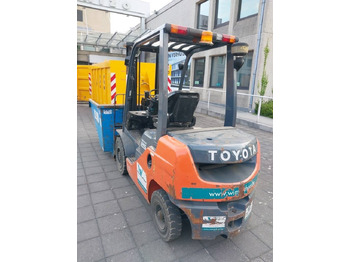 Empilhadeira a diesel TOYOTA FDF 25