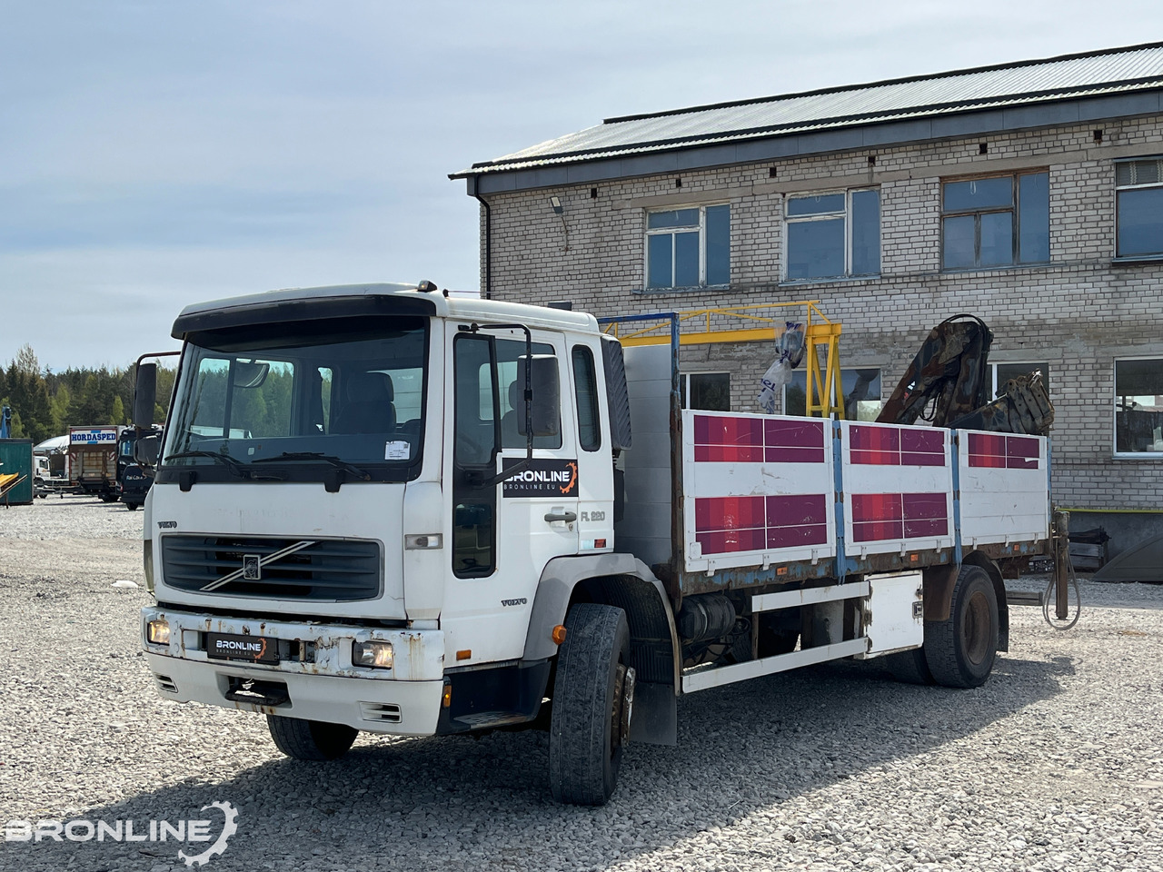 2000 Volvo FL220 4x2 + Hiab 102-4 - Camião de caixa aberta/ Plataforma, Caminhão grua: foto 2 2000 Volvo FL220 4x2 + Hiab 102-4 - Camião de caixa aberta/ Plataforma, Caminhão grua: foto 2