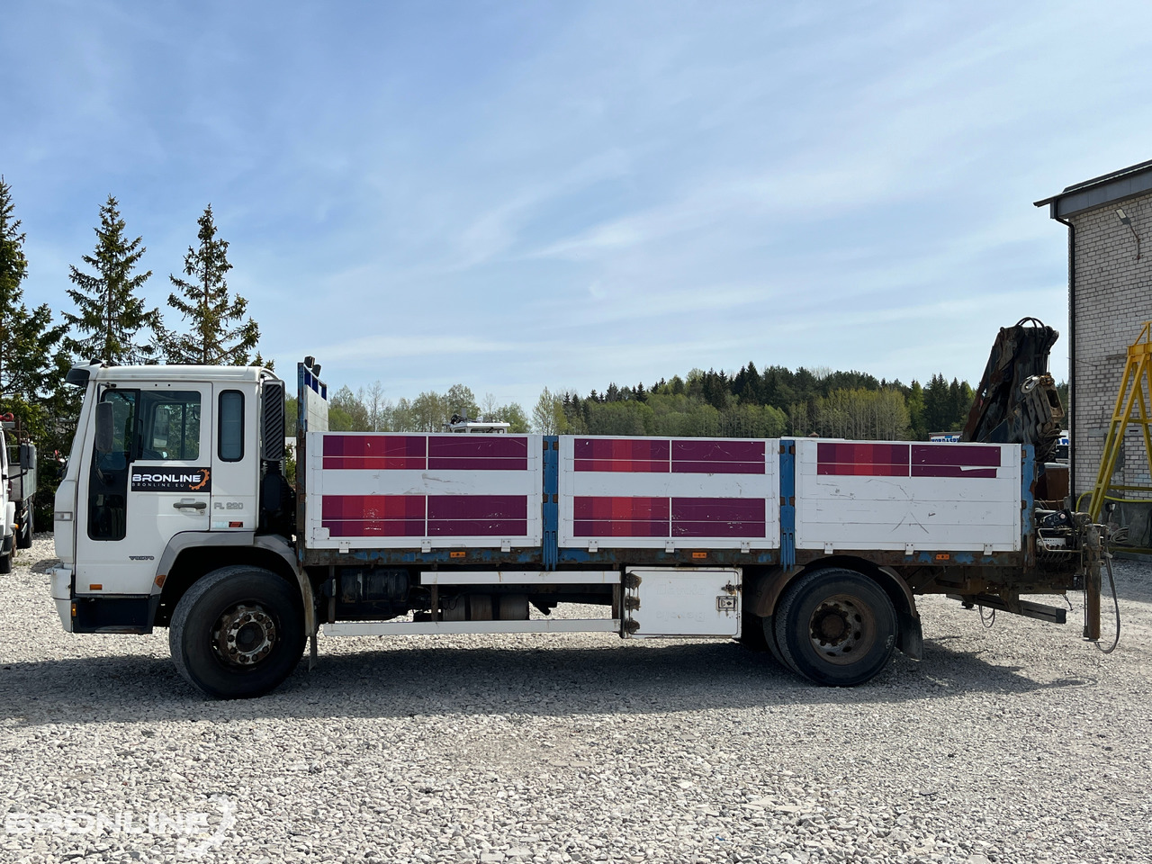 2000 Volvo FL220 4x2 + Hiab 102-4 - Camião de caixa aberta/ Plataforma, Caminhão grua: foto 3 2000 Volvo FL220 4x2 + Hiab 102-4 - Camião de caixa aberta/ Plataforma, Caminhão grua: foto 3