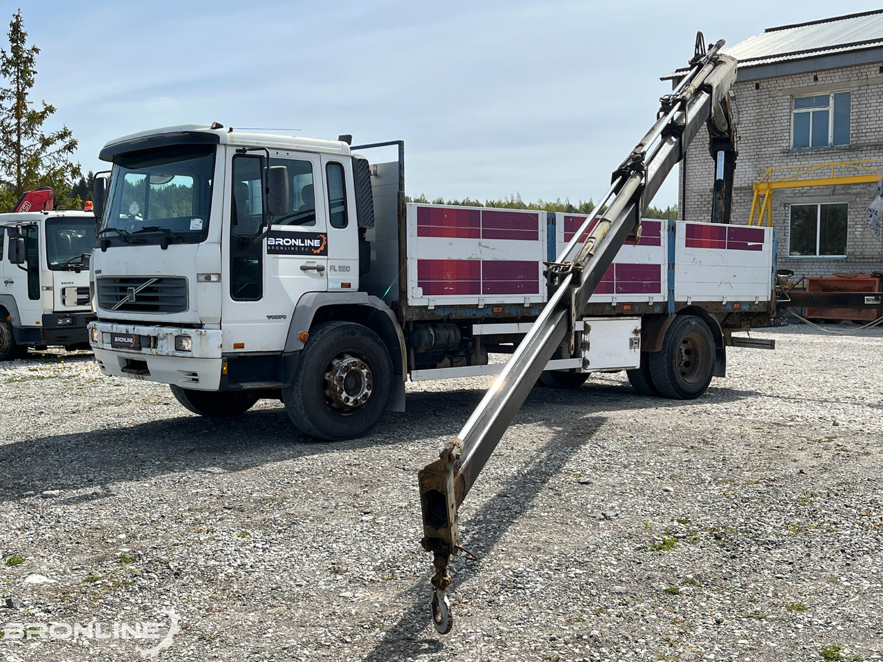 2000 Volvo FL220 4x2 + Hiab 102-4 - Camião de caixa aberta/ Plataforma, Caminhão grua: foto 1 2000 Volvo FL220 4x2 + Hiab 102-4 - Camião de caixa aberta/ Plataforma, Caminhão grua: foto 1