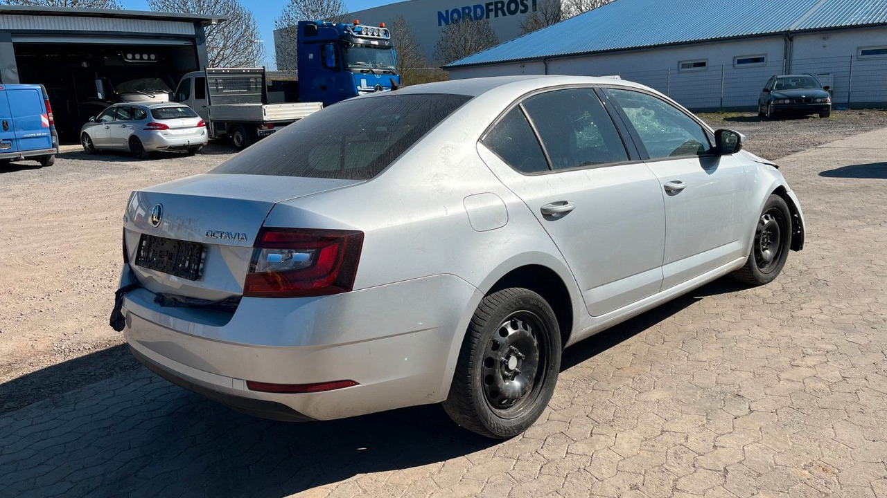 Skoda Octavia Lim. Ambition Unfall - Sedã: foto 4 Skoda Octavia Lim. Ambition Unfall - Sedã: foto 4
