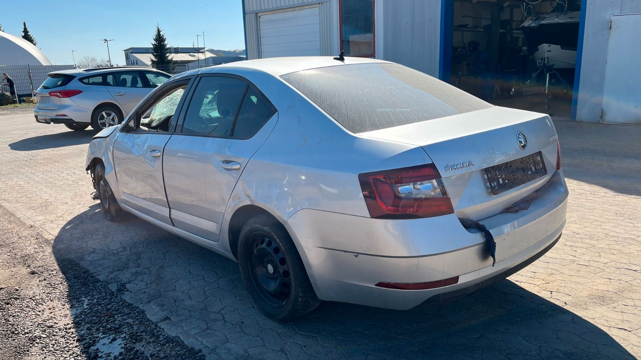 Skoda Octavia Lim. Ambition Unfall - Sedã: foto 5 Skoda Octavia Lim. Ambition Unfall - Sedã: foto 5