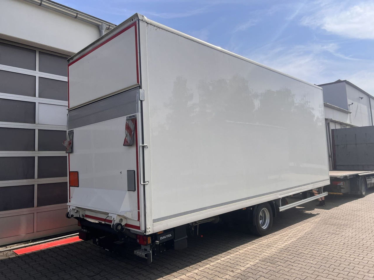 Ackermann 1 Achs Kofferanhänger mit Ladebordwand 10,5 t G - Reboque furgão: foto 1 Ackermann 1 Achs Kofferanhänger mit Ladebordwand 10,5 t G - Reboque furgão: foto 1