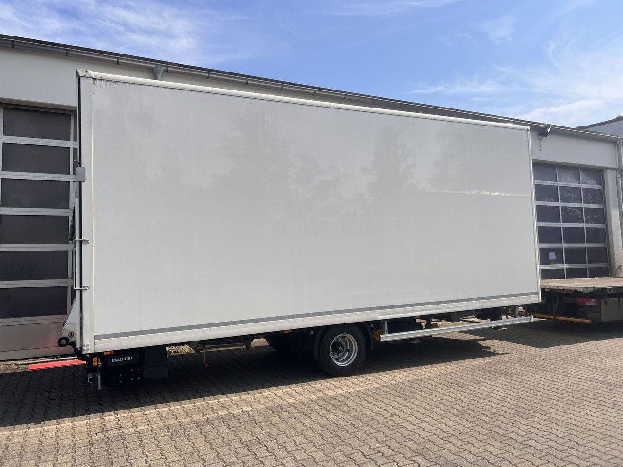 Ackermann 1 Achs Kofferanhänger mit Ladebordwand 10,5 t G - Reboque furgão: foto 5 Ackermann 1 Achs Kofferanhänger mit Ladebordwand 10,5 t G - Reboque furgão: foto 5