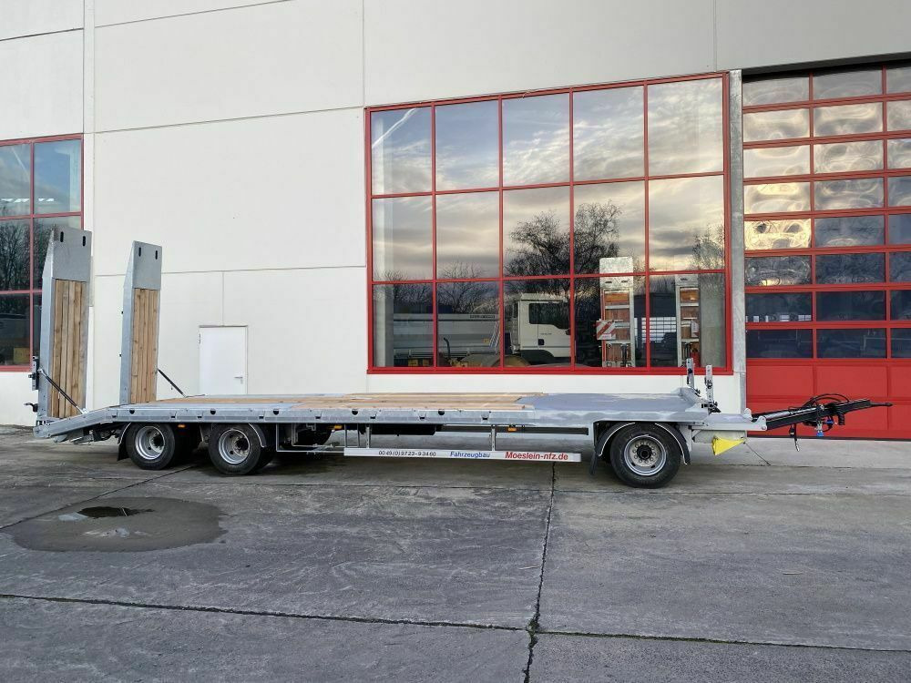 Möslein 3 Achs Tieflader mit gerader Ladefläche 8,10 m, - Reboque baixa: foto 1 Möslein 3 Achs Tieflader mit gerader Ladefläche 8,10 m, - Reboque baixa: foto 1