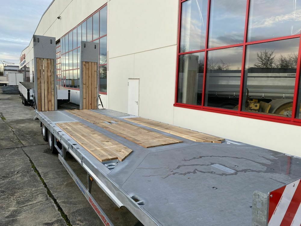 Möslein 3 Achs Tieflader mit gerader Ladefläche 9 m, Ne - Reboque baixa: foto 2 Möslein 3 Achs Tieflader mit gerader Ladefläche 9 m, Ne - Reboque baixa: foto 2