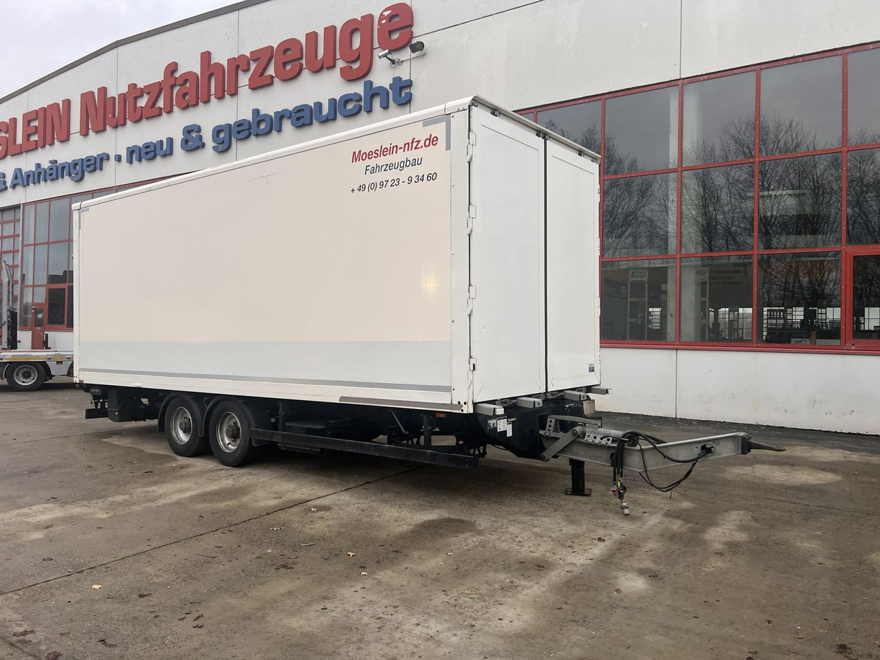 Möslein Tandem Koffer mit Ladebordwand 1,5 t + Durchlad - Reboque furgão: foto 2 Möslein Tandem Koffer mit Ladebordwand 1,5 t + Durchlad - Reboque furgão: foto 2