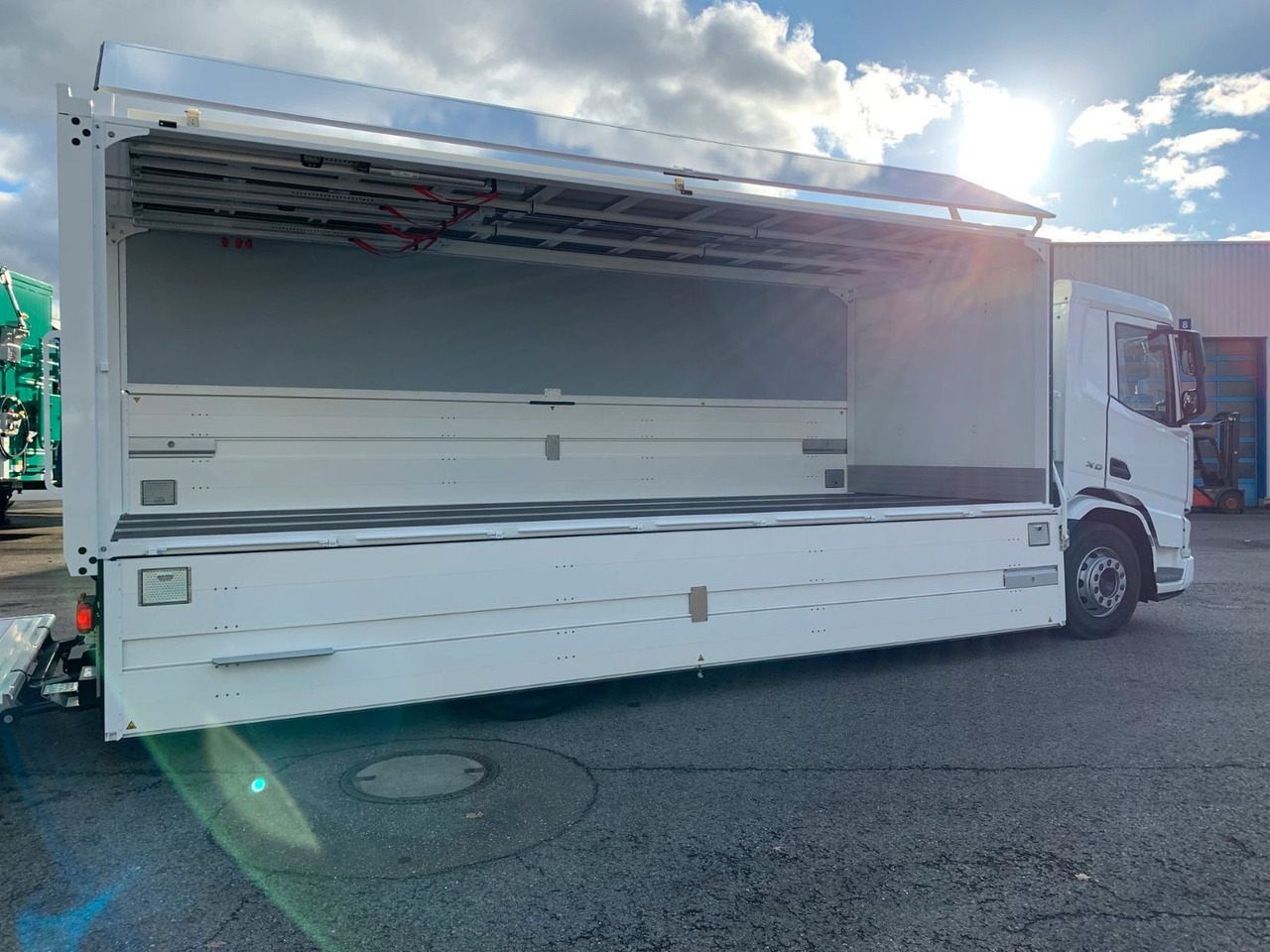 DAF FA XD 370 zikun Swing-Board-Aufbau - Caminhão transporte de bebidas: foto 4 DAF FA XD 370 zikun Swing-Board-Aufbau - Caminhão transporte de bebidas: foto 4