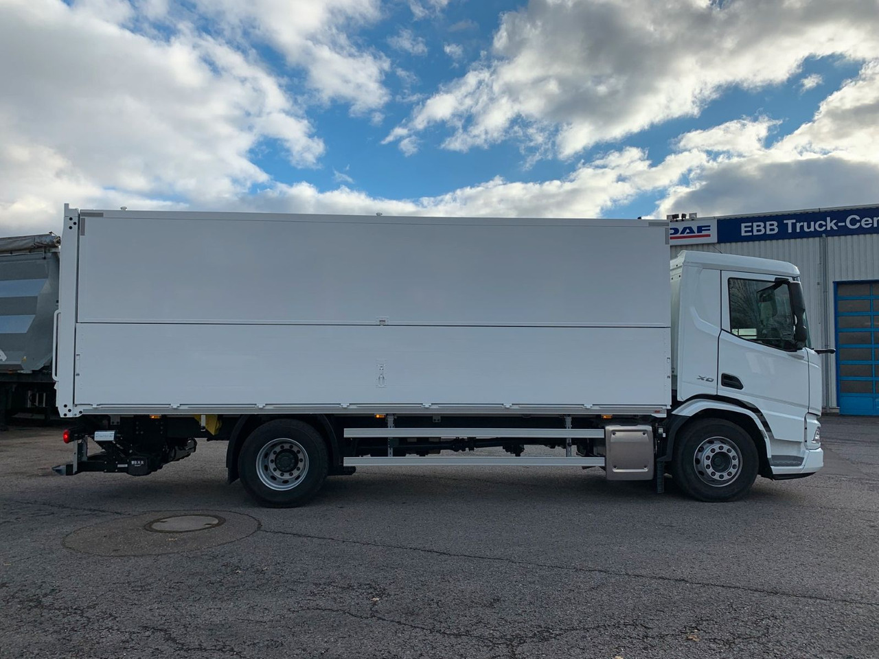 DAF FA XD 370 zikun Swing-Board-Aufbau - Caminhão transporte de bebidas: foto 3 DAF FA XD 370 zikun Swing-Board-Aufbau - Caminhão transporte de bebidas: foto 3