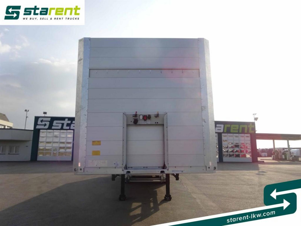 Schmitz Baustofftrailer Liftachse Rungen 80cm Bordwände - Semi-reboque plataforma/ Caixa aberta: foto 2 Schmitz Baustofftrailer Liftachse Rungen 80cm Bordwände - Semi-reboque plataforma/ Caixa aberta: foto 2