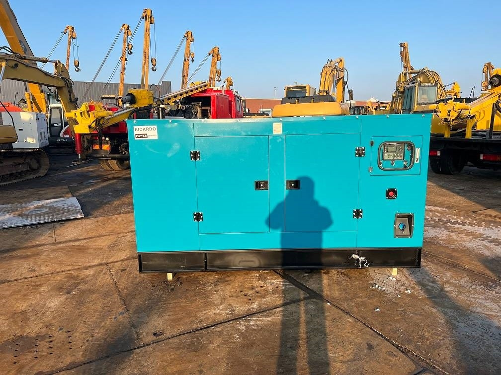 Ricardo 200KVA (160KW) SILENT GENERATOR 3 PHASE 50HZ 400V - Gerador elétrico: foto 2 Ricardo 200KVA (160KW) SILENT GENERATOR 3 PHASE 50HZ 400V - Gerador elétrico: foto 2