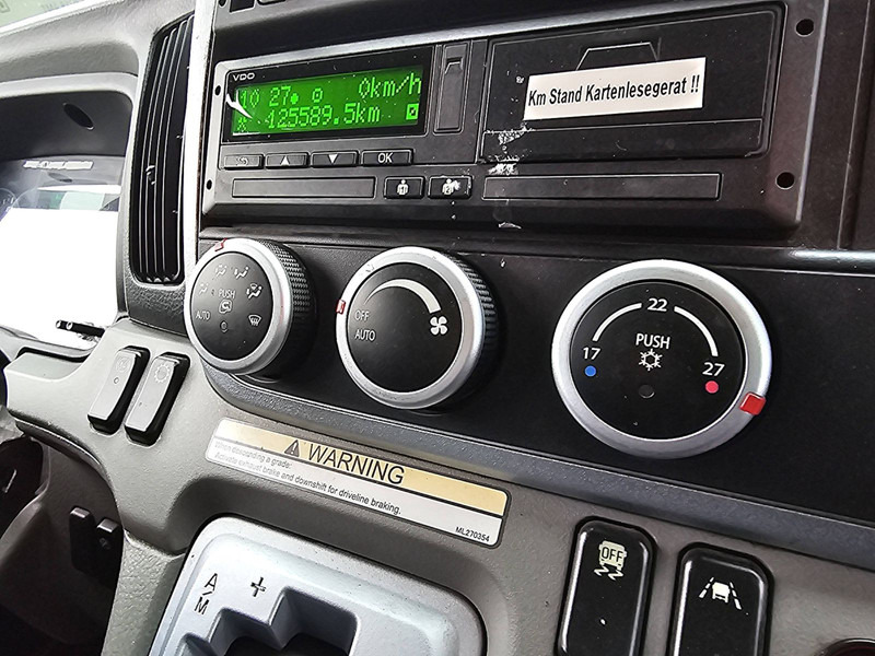Fotografia de interior 2: Caminhão furgão FUSO 7C18 CANTER DUONIC AIRCO LIFT