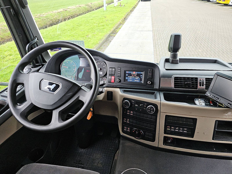 Fotografia de interior 1: Caminhão furgão MAN 12.220 TGL BL 2T LIFT AIRCO