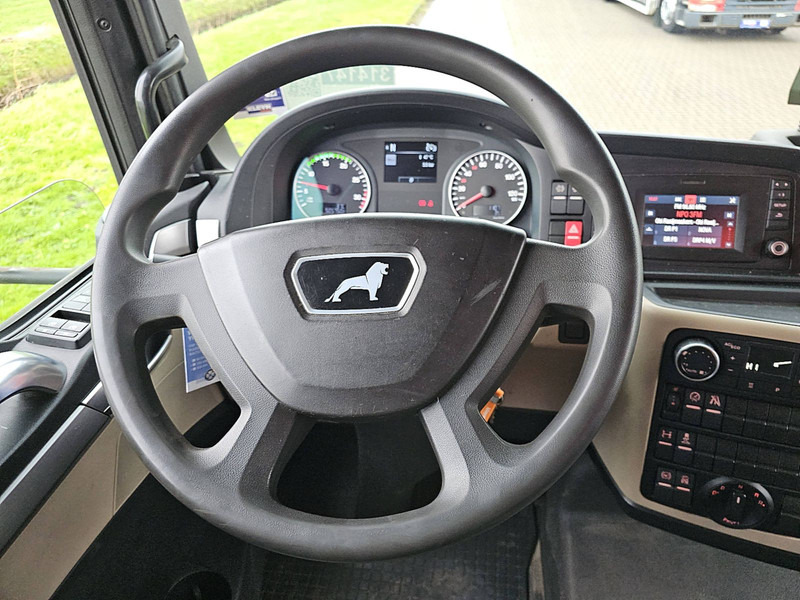 Fotografia de interior 2: Caminhão furgão MAN 12.220 TGL BL 2T LIFT AIRCO