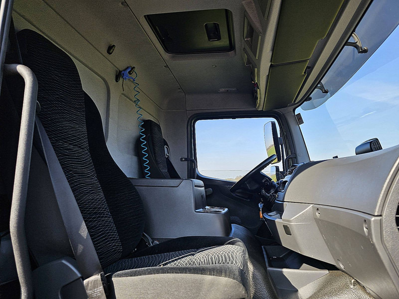 Fotografia de interior 1: Caminhão com lona Mercedes-Benz ATEGO 1224