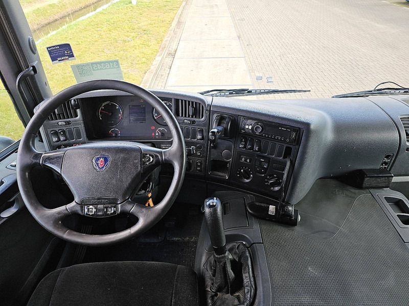 Fotografia de interior 1: Camião de caixa aberta/ Plataforma Scania P360 6X2*4 LIFT MAN. RET.