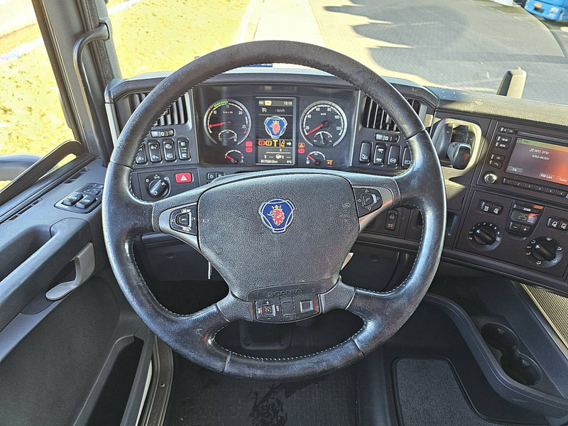 Fotografia de interior 2: Caminhão chassi Scania R490 TL 8X2 CROWN EDITION
