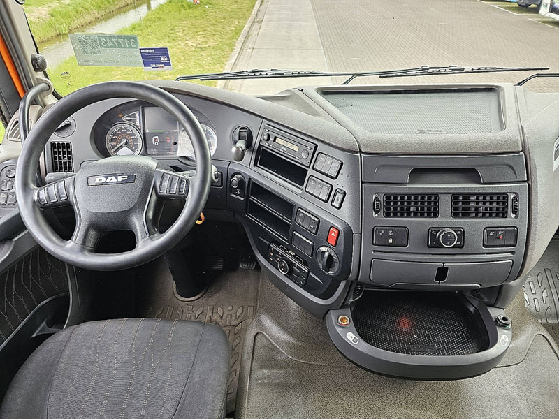 Fotografia de interior 1: Tractor DAF XF 450