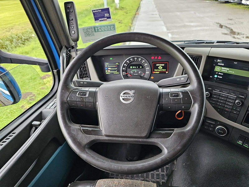 Fotografia de interior 2: Caminhão polibenne Volvo FM 450 6X2*4 HIAB XR18SL56