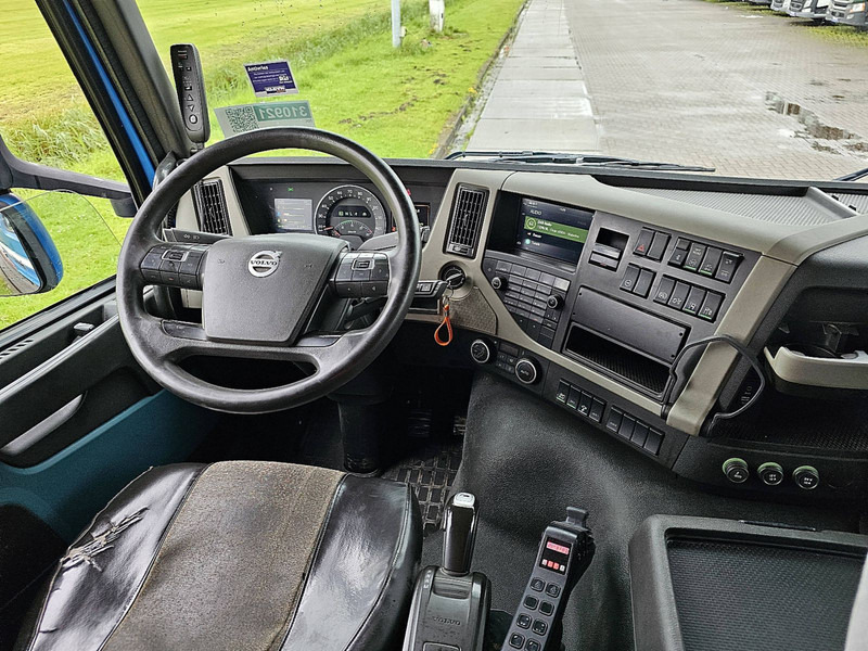 Fotografia de interior 1: Caminhão polibenne Volvo FM 450 6X2*4 HIAB XR18SL56