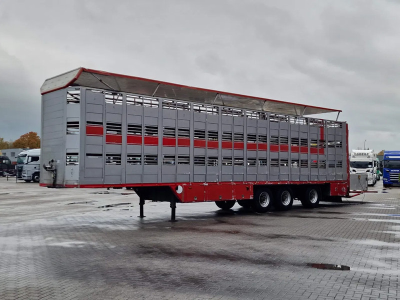 CUPPERS 3 deck livestock trailer - Water & Ventilation - Loadlift - Steering axle - Semireboque transporte de gado: foto 4 CUPPERS 3 deck livestock trailer - Water & Ventilation - Loadlift - Steering axle - Semireboque transporte de gado: foto 4