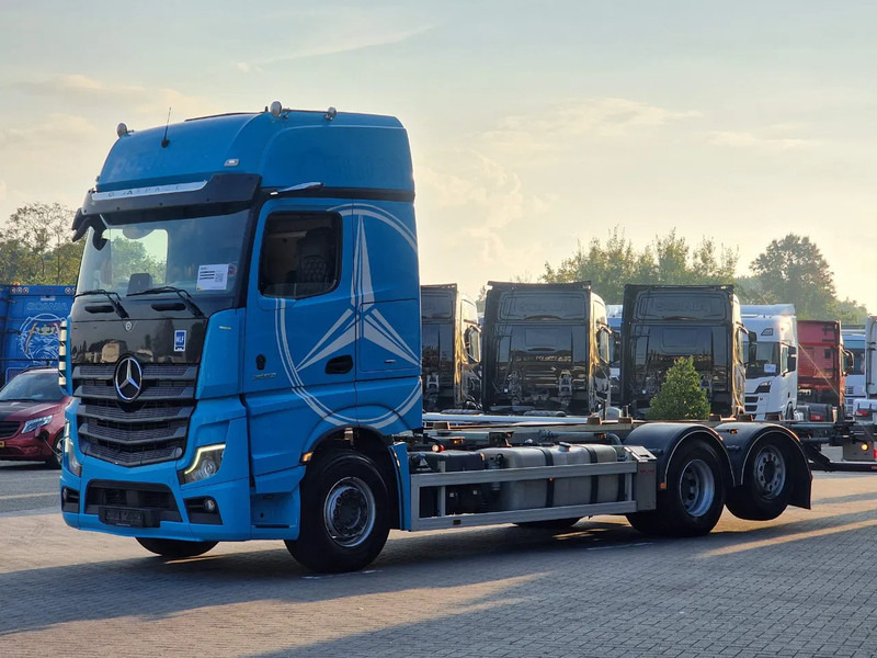 Mercedes-Benz Actros 2553 6x2 - BDF - Retarder - 4.90 WB - Loadlift - Full air - Caminhão transportador de contêineres/ Caixa móvel: foto 3 Mercedes-Benz Actros 2553 6x2 - BDF - Retarder - 4.90 WB - Loadlift - Full air - Caminhão transportador de contêineres/ Caixa móvel: foto 3