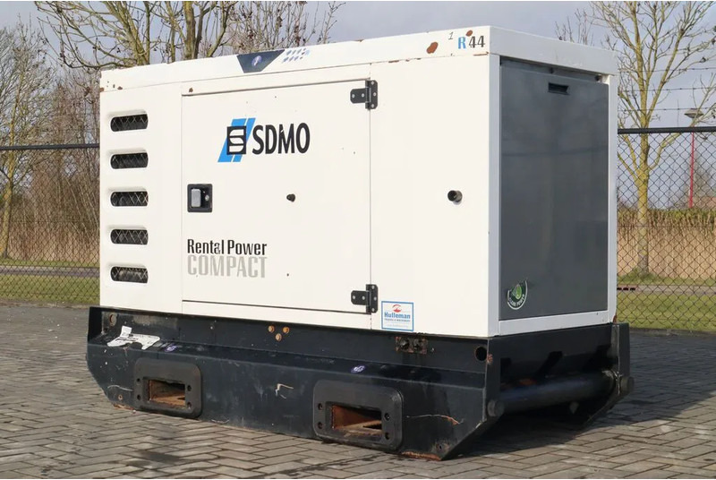 SDMO R44C3 | 44 KVA | GOOD WORKING - Gerador elétrico: foto 2 SDMO R44C3 | 44 KVA | GOOD WORKING - Gerador elétrico: foto 2