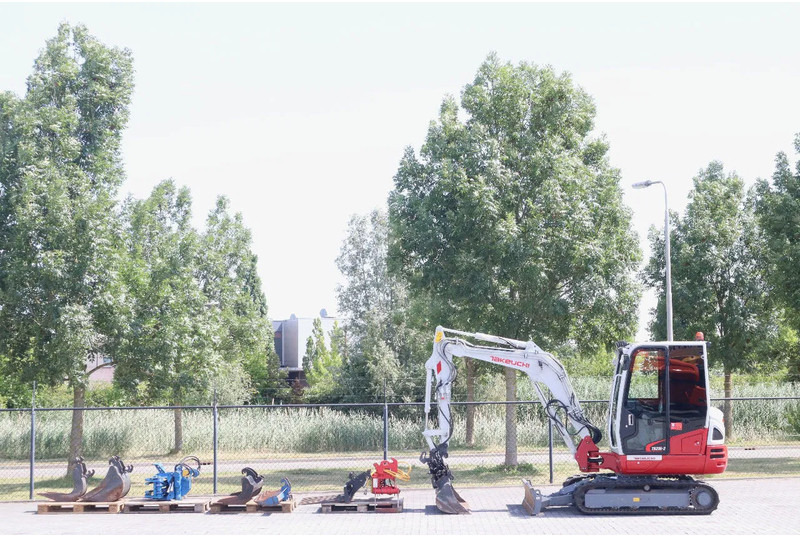 Takeuchi TB235-2 | TREE CUTTER | GRAB | TILT + 5 ATTACHMENTS - Mini escavadeira: foto 1 Takeuchi TB235-2 | TREE CUTTER | GRAB | TILT + 5 ATTACHMENTS - Mini escavadeira: foto 1