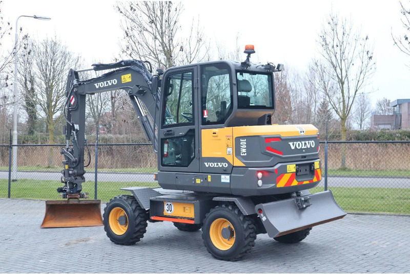 Volvo EW 60 E | DEMO | 30 KM/H | ROTOTILT + GRIPPER | BUCKET - Escavadeira de rodas: foto 3 Volvo EW 60 E | DEMO | 30 KM/H | ROTOTILT + GRIPPER | BUCKET - Escavadeira de rodas: foto 3