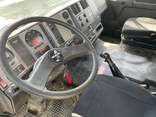 Fotografia de interior 1: Caminhão basculante, Caminhão grua MAN 19.293