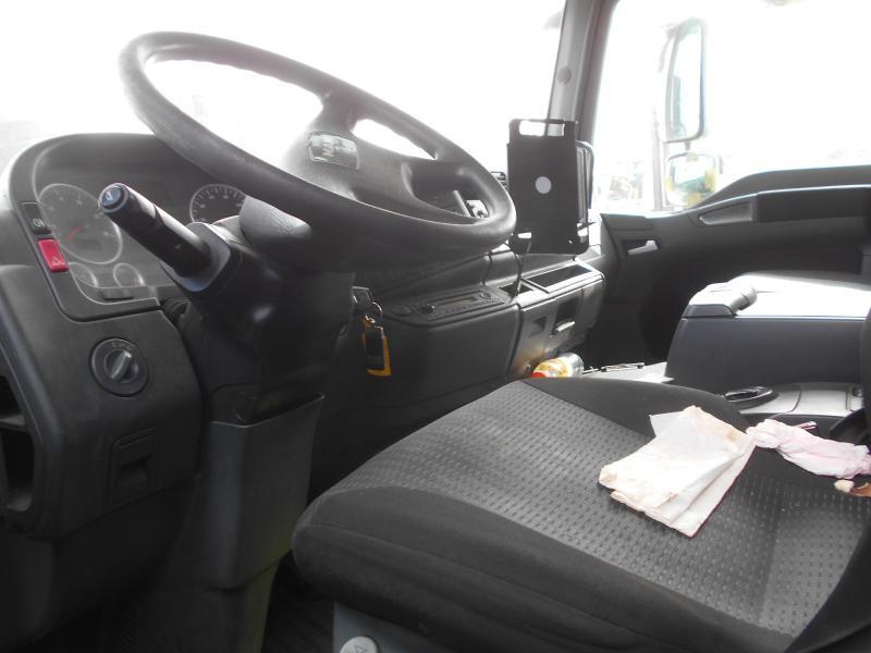Fotografia de interior 1: Caminhão com lona MAN TGL 12.220