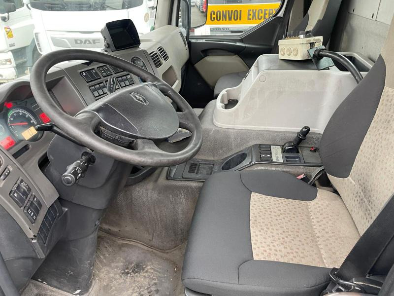 Fotografia de interior 1: Caminhão polibenne Renault Premium Lander 430 DXI