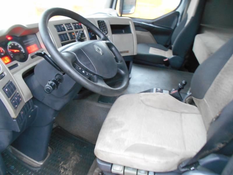 Fotografia de interior 1: Tractor Renault Premium Lander 450