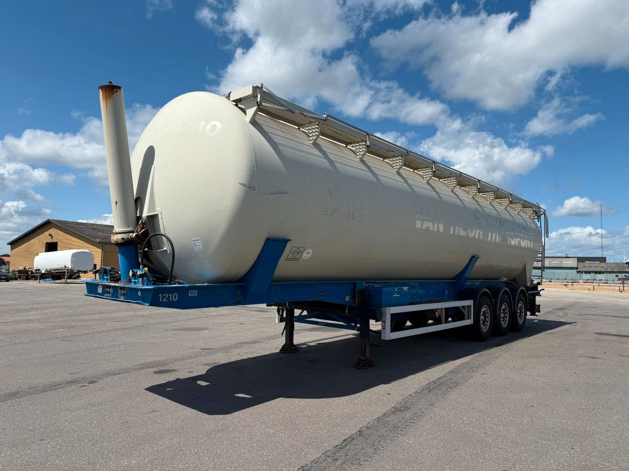 Feldbinder 3 axle 63 m3 Silo trailer Feldbinder 3 axle 63 m3 Silo trailer - Semirreboque silo: foto 1 Feldbinder 3 axle 63 m3 Silo trailer Feldbinder 3 axle 63 m3 Silo trailer - Semirreboque silo: foto 1