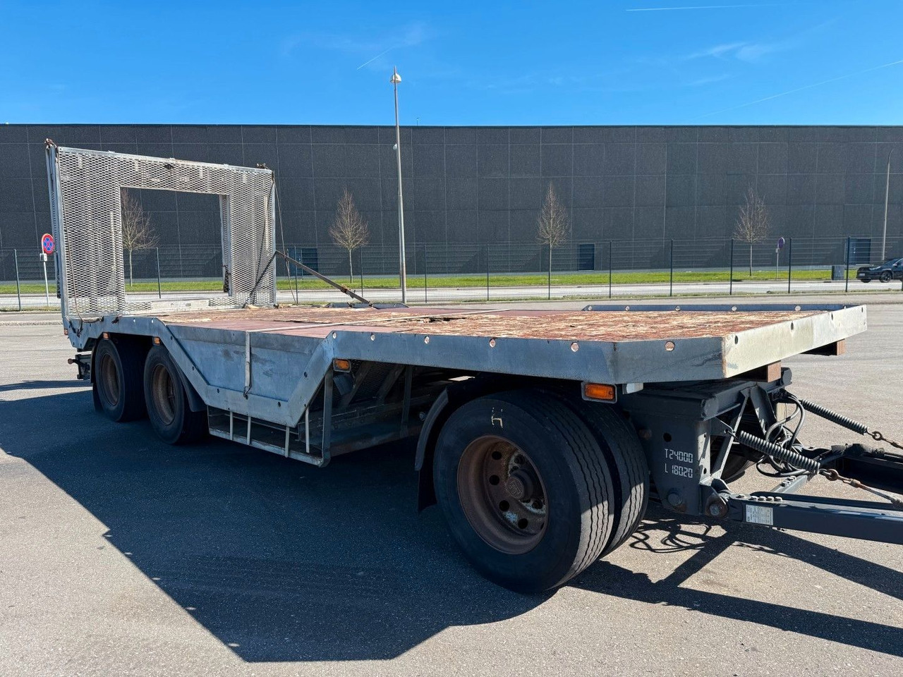 Fliegl FLT328 3 achser Maschinenanhänger mit Radkasten - Reboque baixa: foto 2 Fliegl FLT328 3 achser Maschinenanhänger mit Radkasten - Reboque baixa: foto 2
