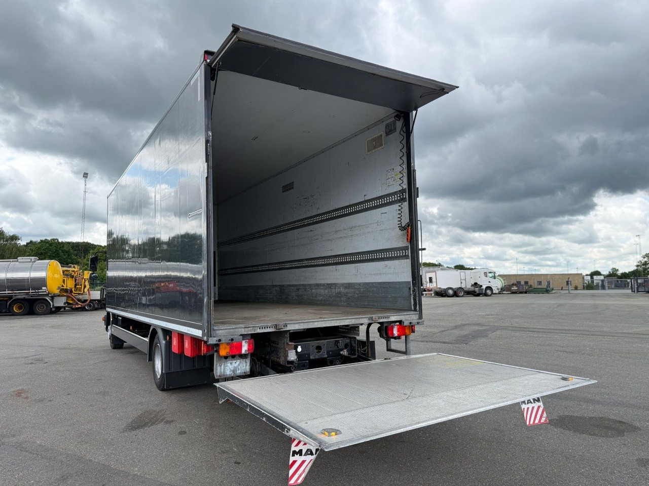 MAN TGL 12.250 Euro 6 Closed box / Koffer 7.20 m. - Caminhão furgão: foto 5 MAN TGL 12.250 Euro 6 Closed box / Koffer 7.20 m. - Caminhão furgão: foto 5