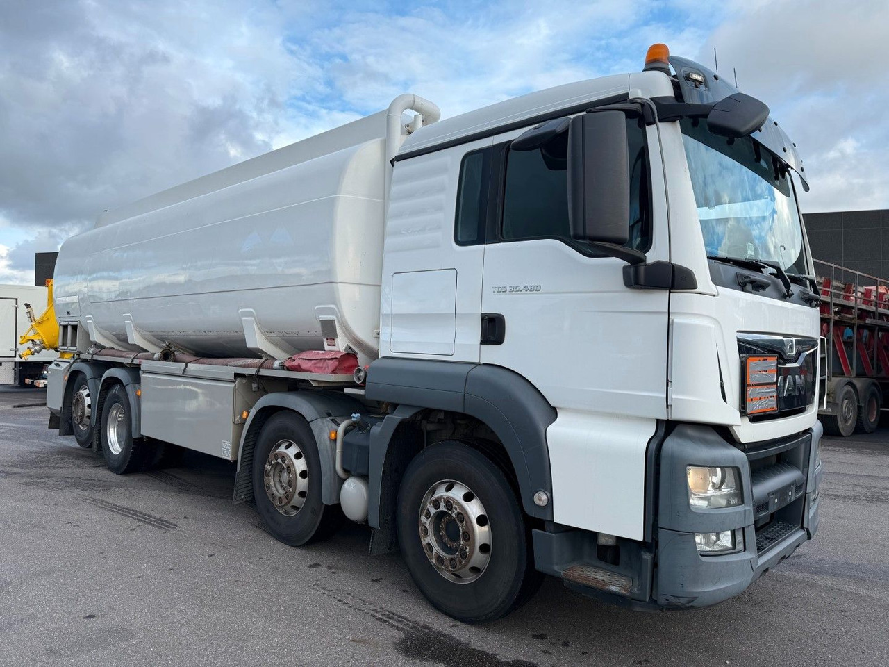 MAN TGS 35.480 8x2*6 Euro 6 23.000 l ADR Tanktruck - Caminhão tanque: foto 2 MAN TGS 35.480 8x2*6 Euro 6 23.000 l ADR Tanktruck - Caminhão tanque: foto 2