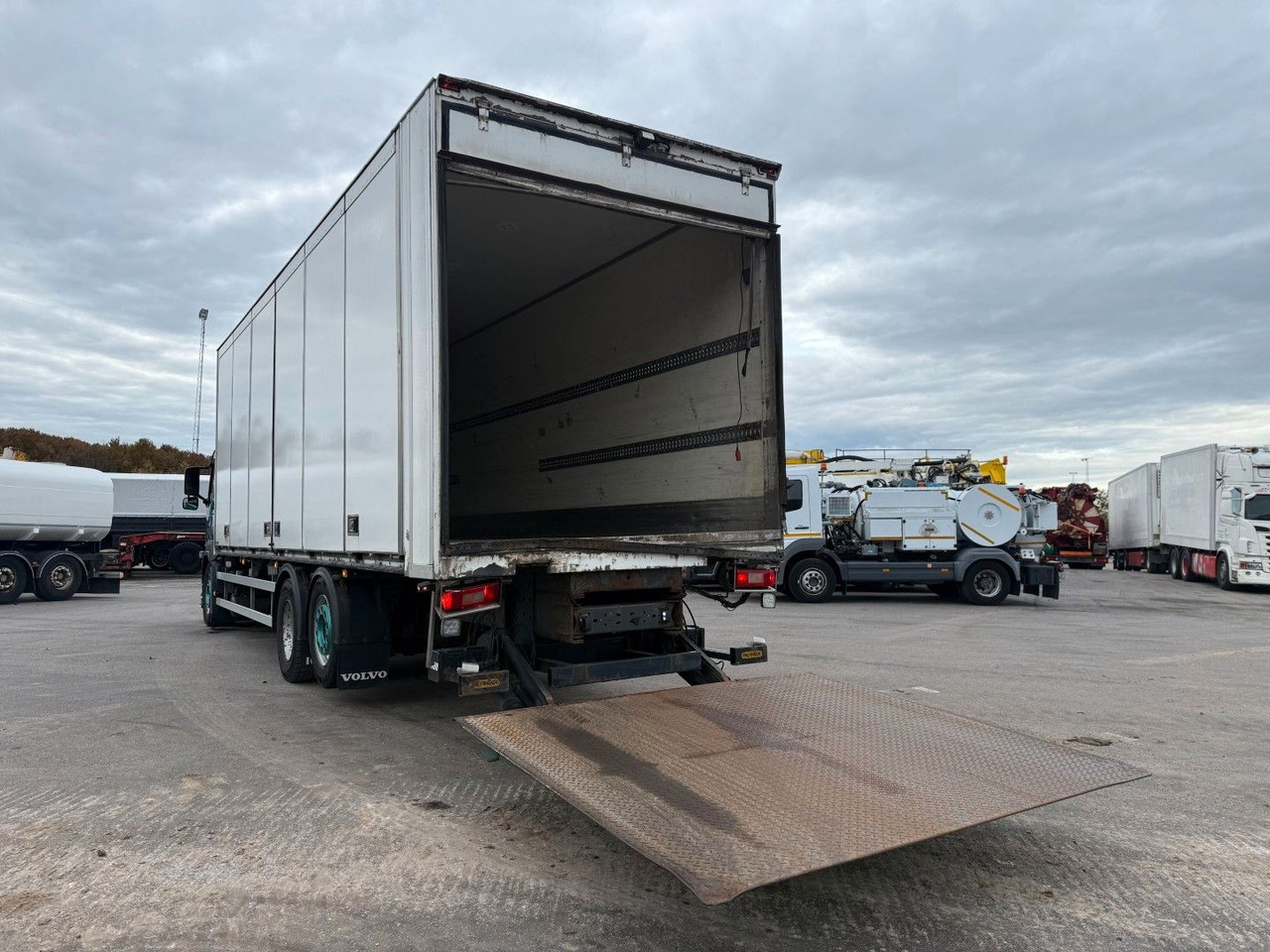 Volvo FM330 6x2*4 Carrier Supra 1050 Nordic - Caminhão frigorífico: foto 5 Volvo FM330 6x2*4 Carrier Supra 1050 Nordic - Caminhão frigorífico: foto 5