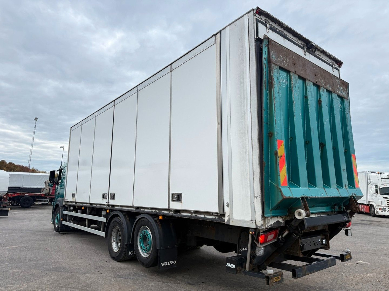 Volvo FM330 6x2*4 Carrier Supra 1050 Nordic - Caminhão frigorífico: foto 4 Volvo FM330 6x2*4 Carrier Supra 1050 Nordic - Caminhão frigorífico: foto 4