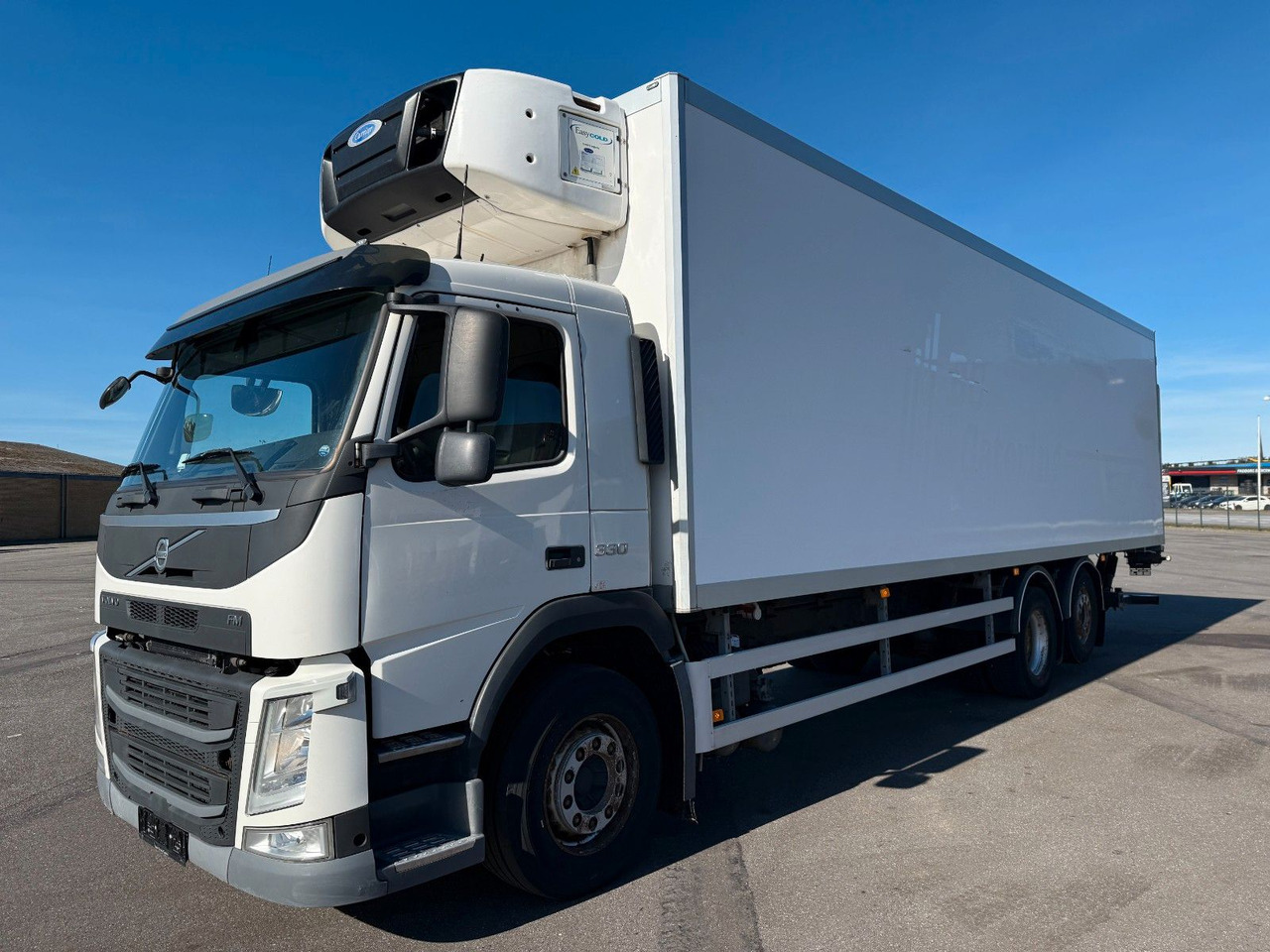 Volvo FM330 6x2*4 Carrier Supra 1250 Mt / 9.3 m Koffer - Caminhão frigorífico: foto 1 Volvo FM330 6x2*4 Carrier Supra 1250 Mt / 9.3 m Koffer - Caminhão frigorífico: foto 1