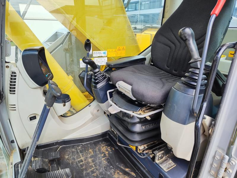 New Holland E235B SR-2 - Escavadora de rastos: foto 5 New Holland E235B SR-2 - Escavadora de rastos: foto 5